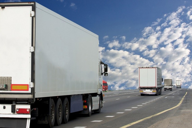 Regulacje prawne dotyczące świadczenia usług transportu lądowego