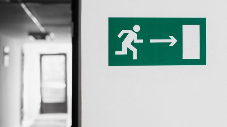Bezpieczna ewakuacja budynku krok po kroku
