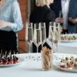 Menu na spotkanie firmowe. Jak ustalić budżet, liczbę porcji i sposób obsługi?