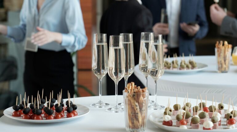 Menu na spotkanie firmowe. Jak ustalić budżet, liczbę porcji i sposób obsługi?