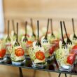 Catering na spotkanie firmowe. Jak porównać oferty, policzyć koszty i ustalić warunki dostawy?