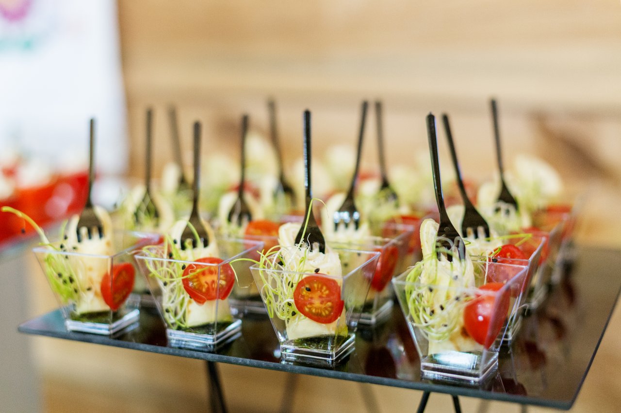 Catering na spotkanie firmowe. Jak porównać oferty, policzyć koszty i ustalić warunki dostawy?